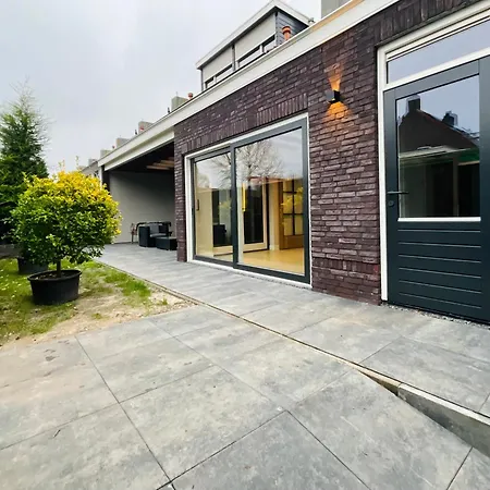 Luxurious Renovated Home, Retro Touch! Vila