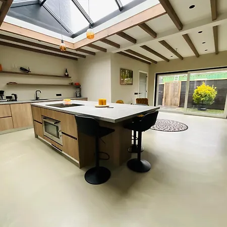 Luxurious Renovated Home, Retro Touch! Vila