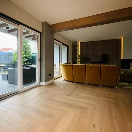 Vila Luxurious Renovated Home, Retro Touch!