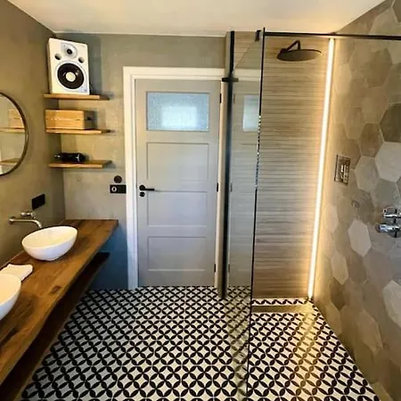 Luxurious Renovated Home, Retro Touch! Villa