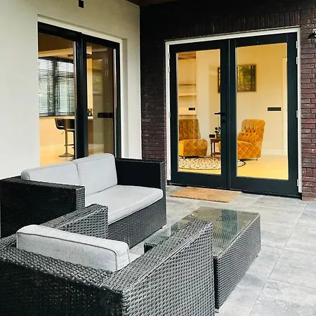 Villa Luxurious Renovated Home, Retro Touch! *