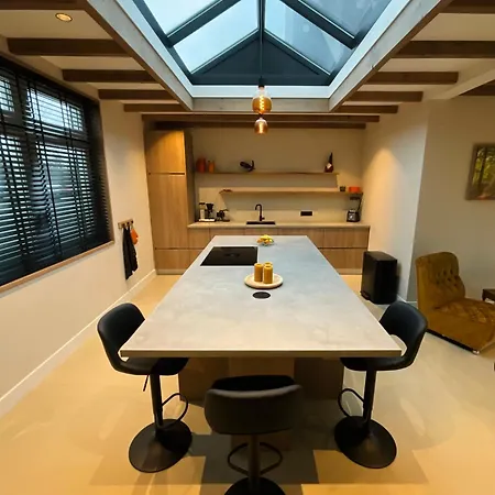 Luxurious Renovated Home, Retro Touch! Villa *