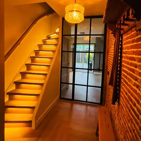 Luxurious Renovated Home, Retro Touch! *