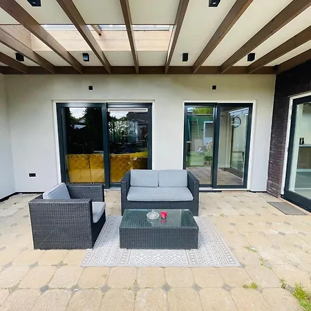 Luxurious Renovated Home, Retro Touch! Villa *